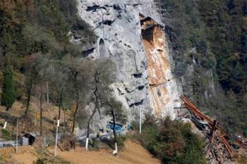 三峡ダムの建設地周辺で発生した山崩れ.jpg